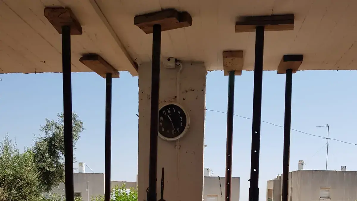חיזוק זמני לבניין שנפגע ברעידת האדמה בטבריה