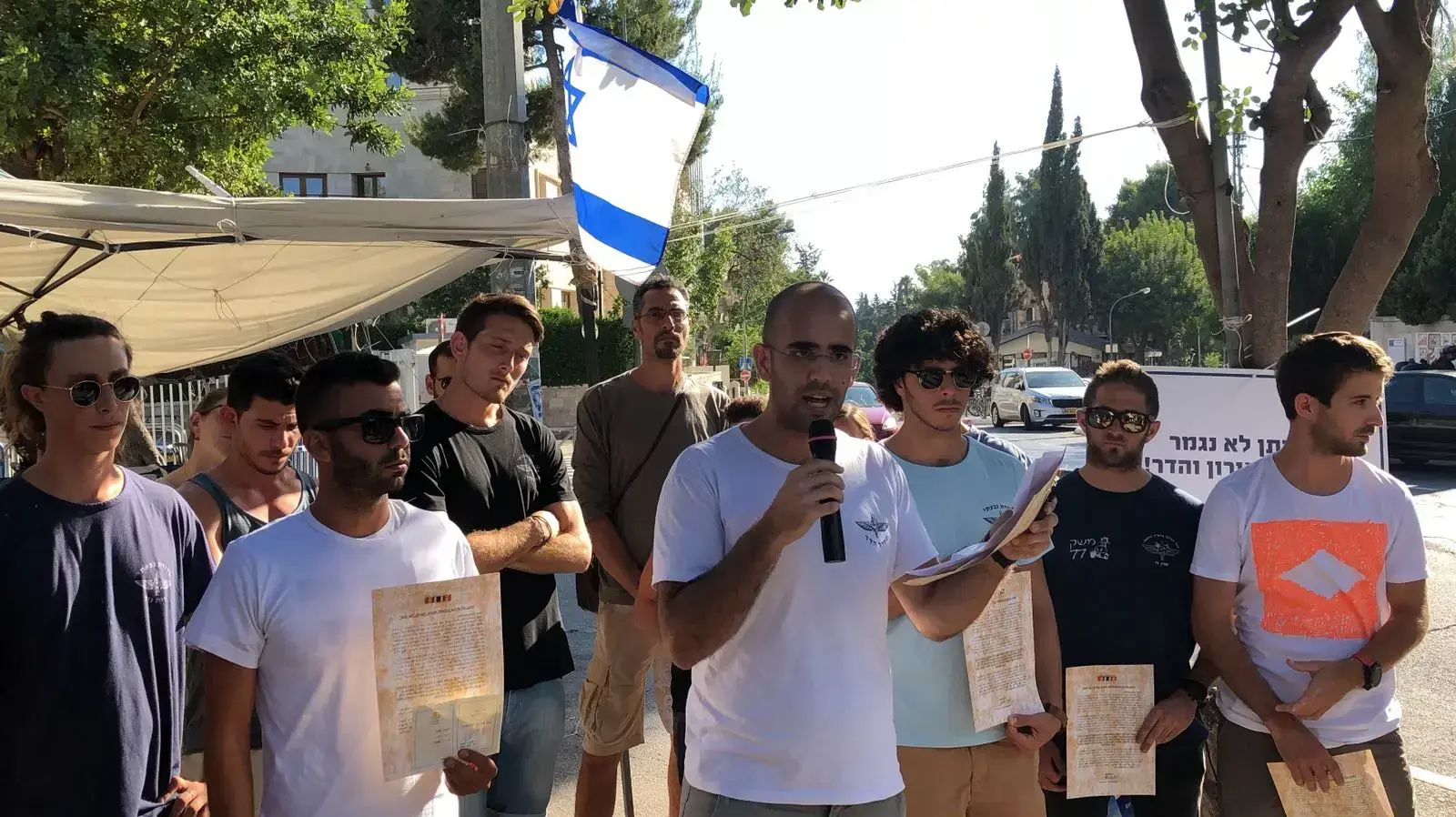 החברים לנשק שלחמו בעזה יחד עם סגן הדר גולדין וסמ?ר אורון שאול בטקס 4 שנים לפתיחת מערכת ?צוק איתן?, במהלכו החזירו את אותות המלחמה, מול מעונו של ראש הממשלה בירושלים החברים לנשק שלחמו בעזה יחד עם סגן הדר גולדין וסמ?ר אורון שאול בטקס 4 שנים לפתיחת מערכת ?צוק איתן?, במהלכו החזירו את אותות המלחמה, מול מעונו של ראש הממשלה בירושלים