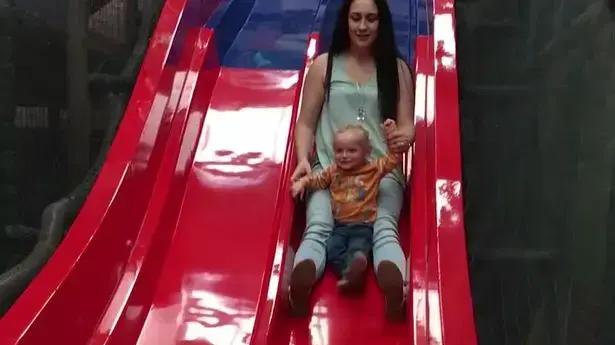 רגל של תינוק נשברת במגלשה רגל של תינוק נשברת במגלשה