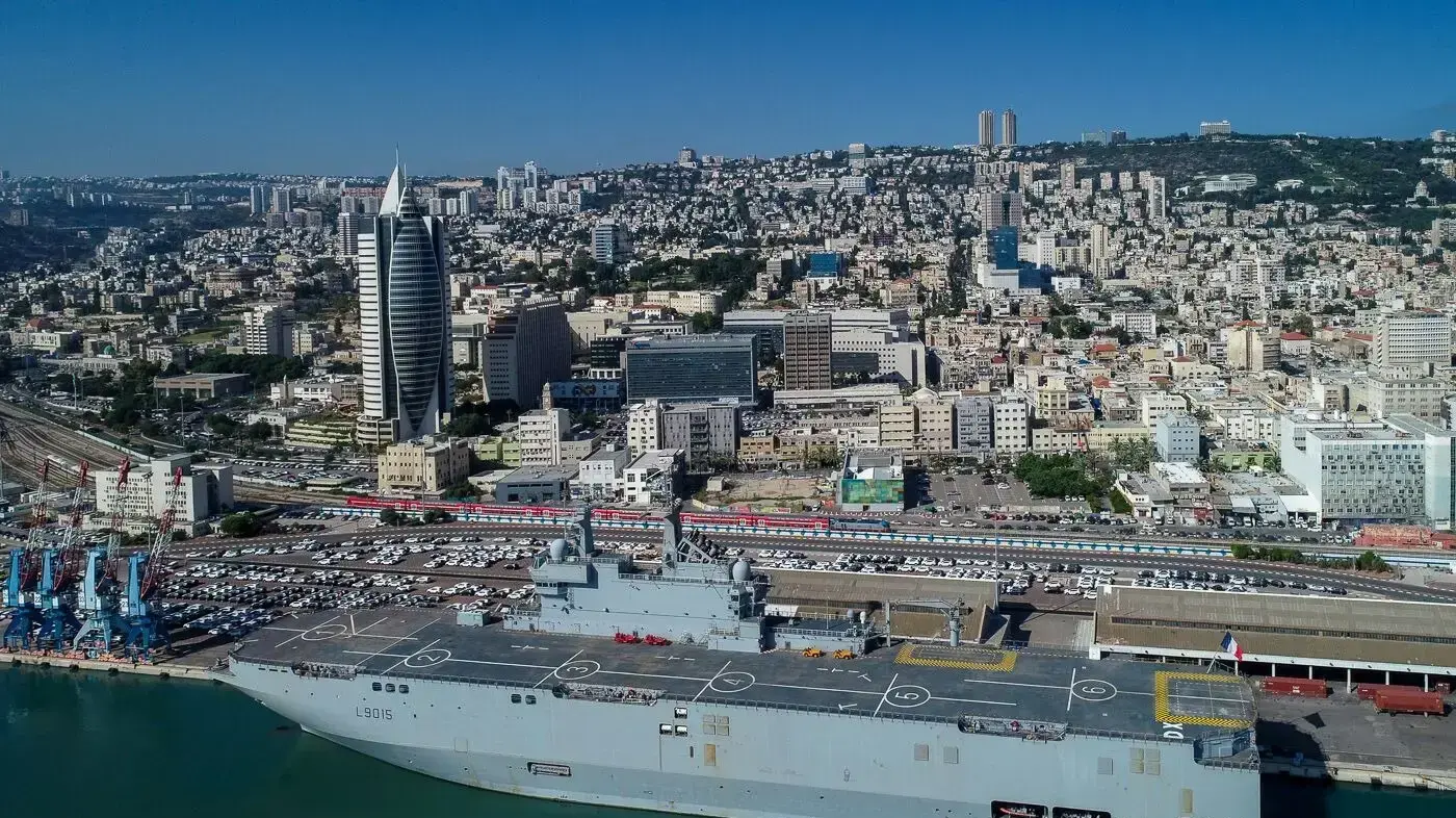 נושאת המסוקים האמפיבית הצרפתית "דיקסמיד" עוגנת בנמל חיפה
נושאת המסוקים האמפיבית הצרפתית "דיקסמיד" עוגנת בנמל חיפה