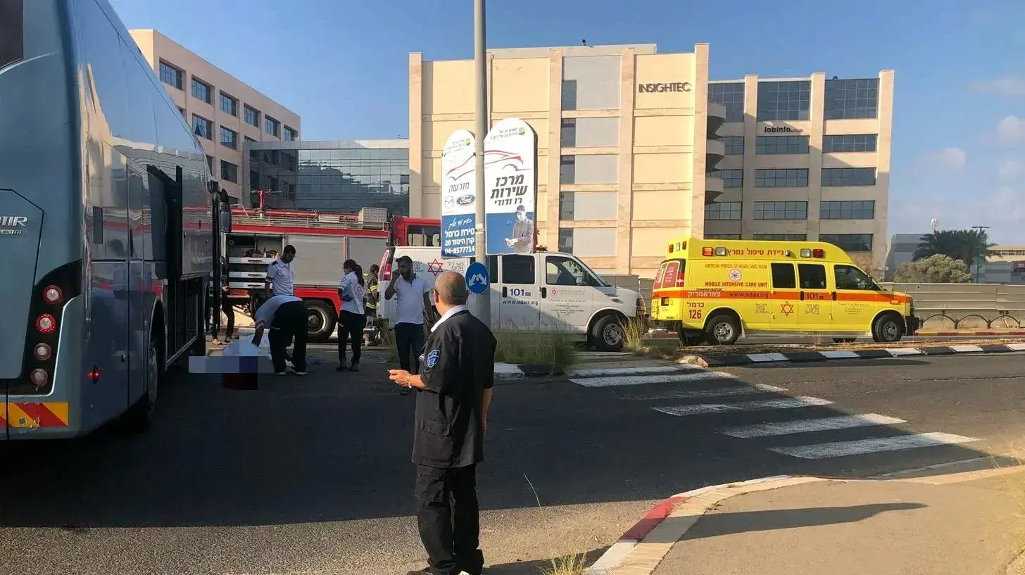 הולכת רגל שנפגעה מאוטובוס ברחוב נחום חת בחיפה  10 ביולי 2018 


