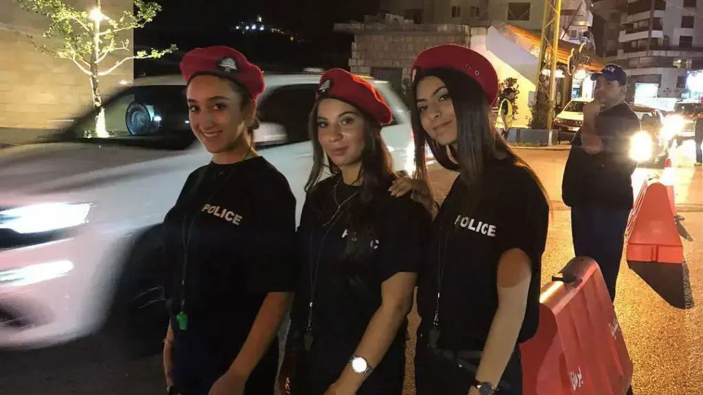 שוטרות לבנוניות בשורטס שוטרות לבנוניות בשורטס