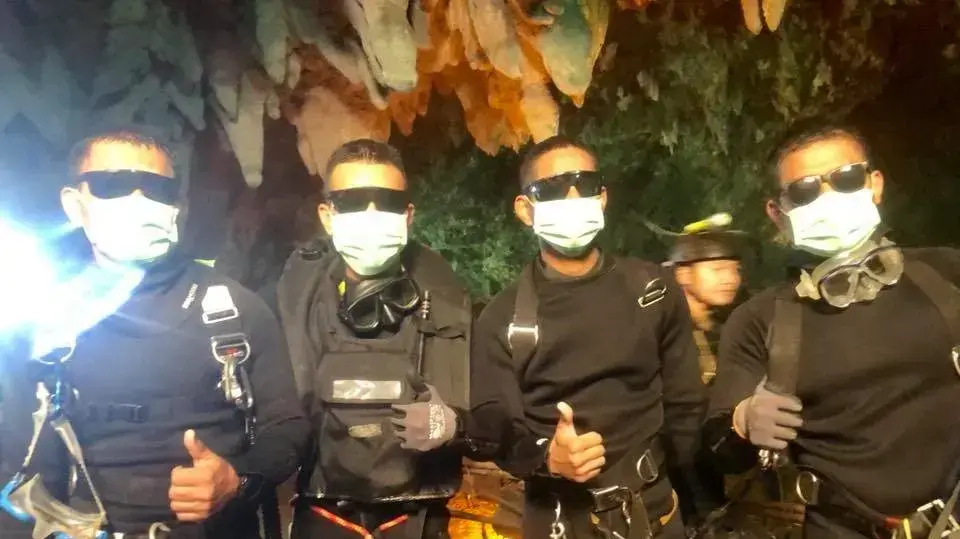 צוות הצוללנים אחרי שיצא מהמערה בצפון תאילנד, 10 ביולי 2018 צוות הצוללנים אחרי שיצא מהמערה בצפון תאילנד, 10 ביולי 2018