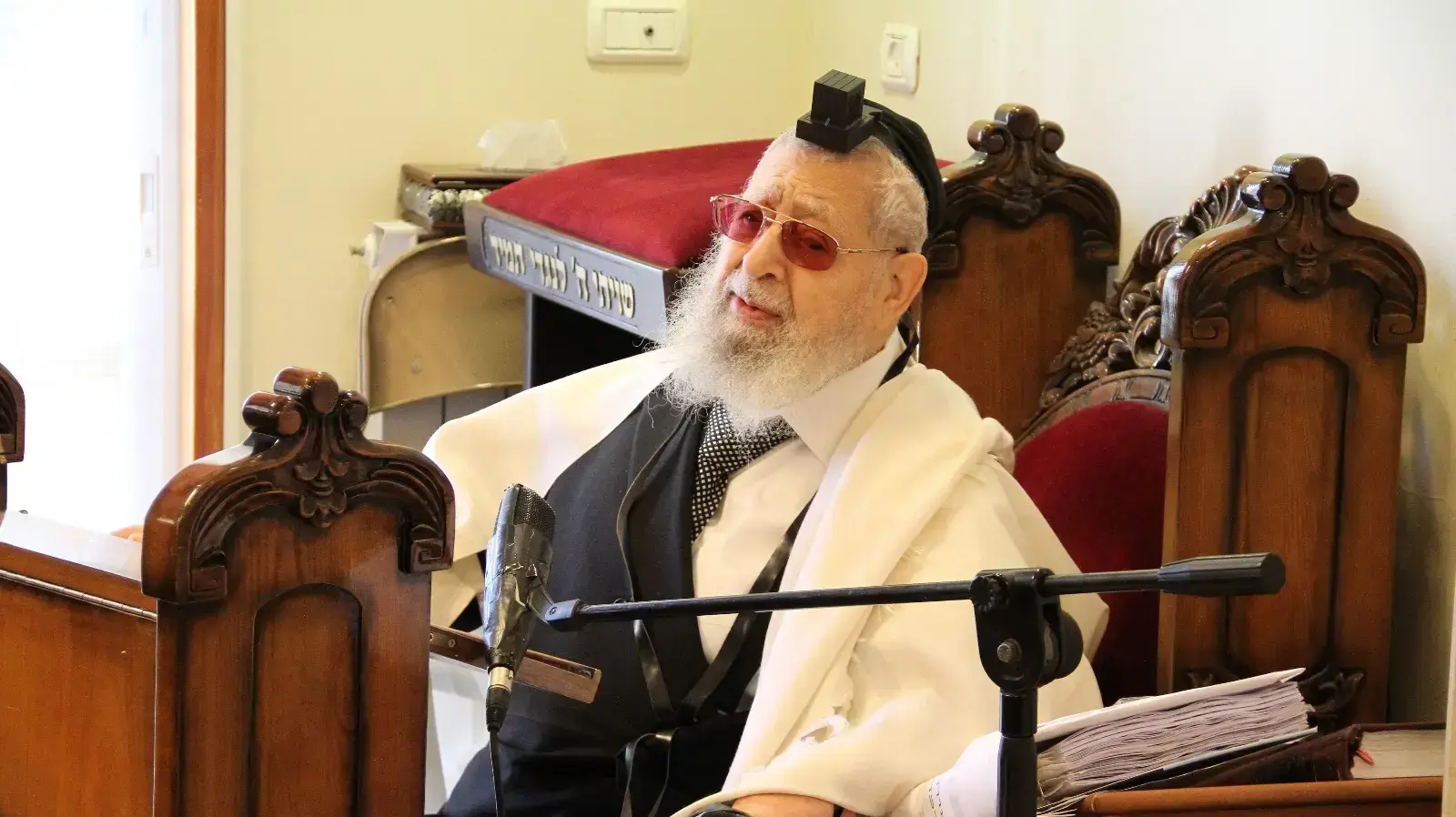 הרב עובדיה יוסף עם טלית ותפילין הרב עובדיה יוסף עם טלית ותפילין