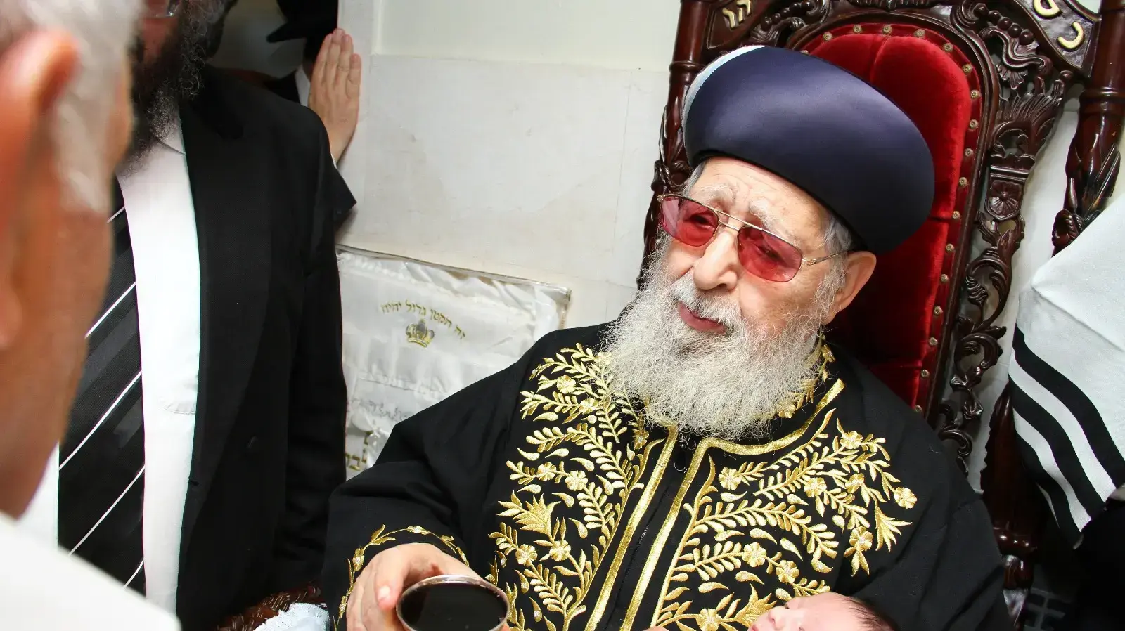 הרב עובדיה יוסף עם אחד מגביעיו באירוע ברית מילה