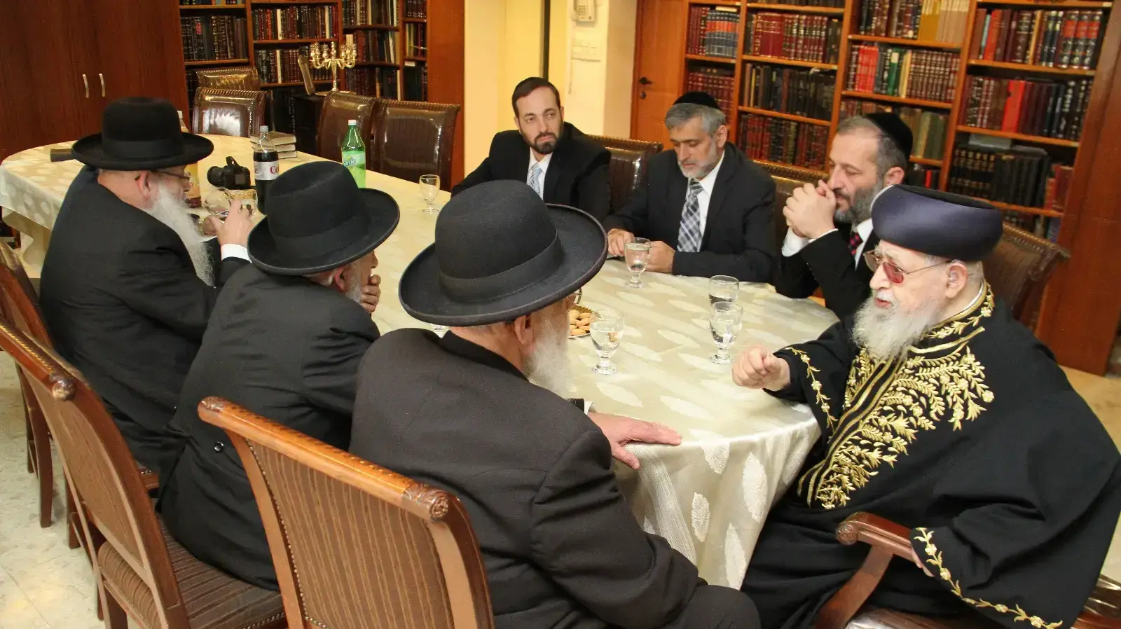 השולחן והכסאות. מועצת חכמי התורה של ש"ס בישיבה השולחן והכסאות. מועצת חכמי התורה של ש"ס בישיבה