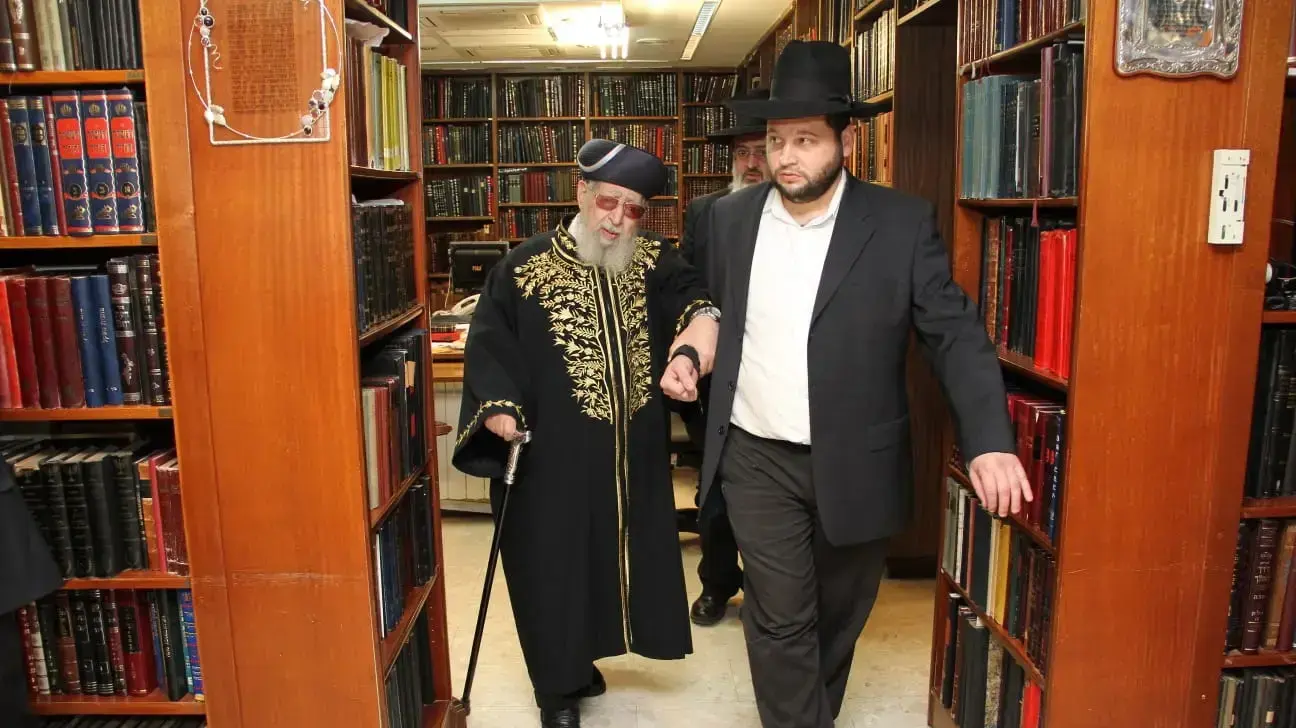 הרב עובדיה יוסף עם מקל ההליכה