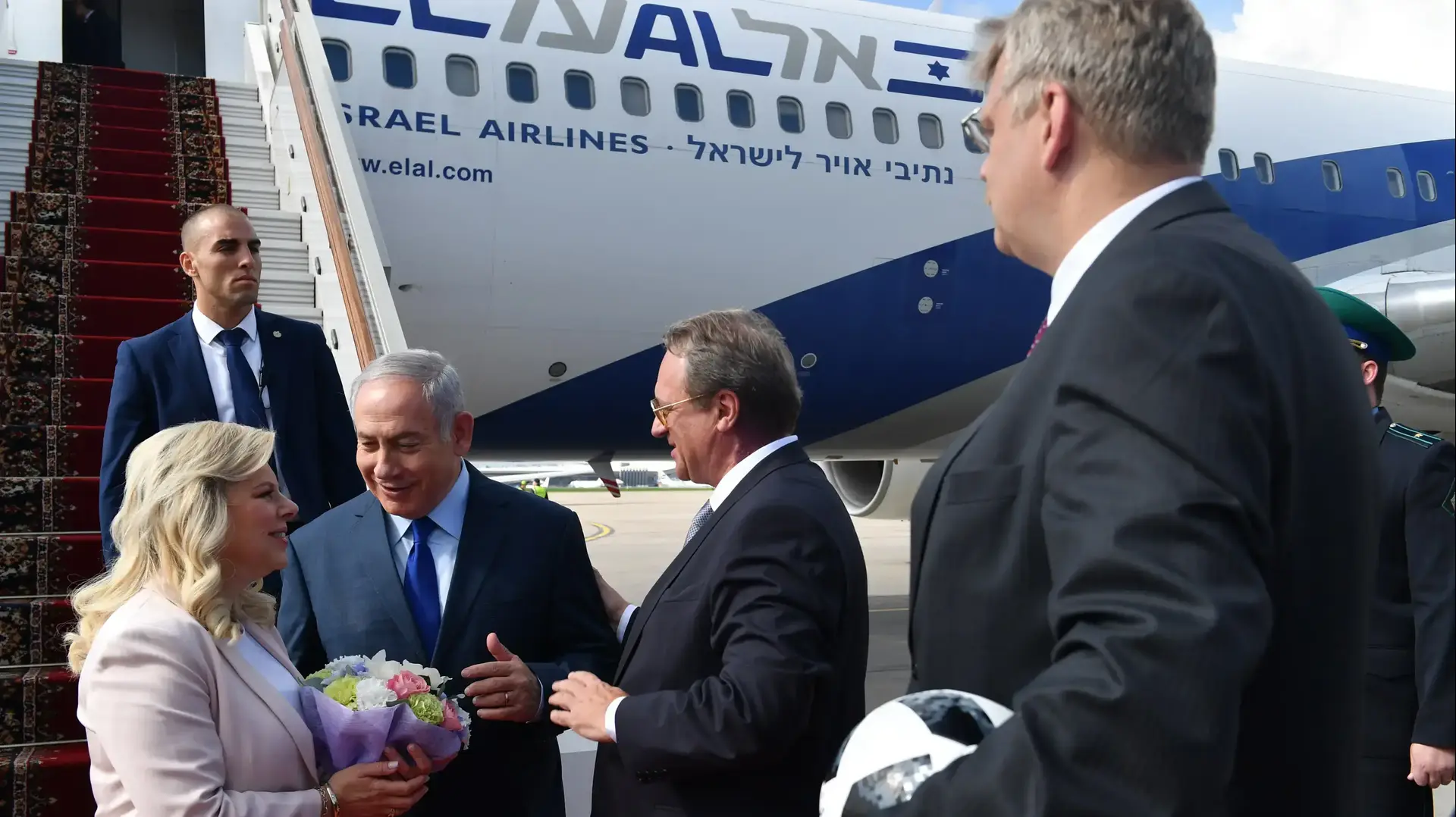 ראש הממשלה בנימין נתניהו ורעייתו שרה נוחתים במוסקבה, רוסיה
ראש הממשלה בנימין נתניהו ורעייתו שרה נוחתים במוסקבה, רוסיה
