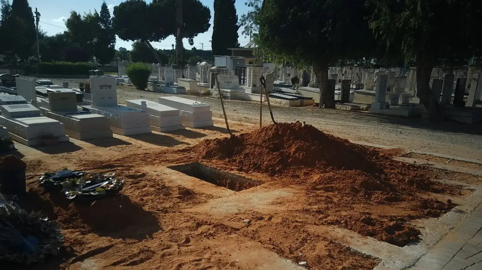 הלוויתה של אופירה חיים בבית העלמין תל מונד, שנרצחה ע"פ החשד ע"י הגרוש שלה 11 ביולי 2018 הלוויתה של אופירה חיים בבית העלמין תל מונד, שנרצחה ע"פ החשד ע"י הגרוש שלה 11 ביולי 2018