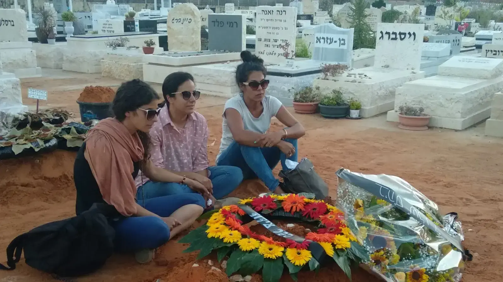 בנותיה וקרובת המשפחה של אופירה חיים שנרצחה ונקברה בגינת ביתה הובאה למנוחות בבית העלמין בתל מונד