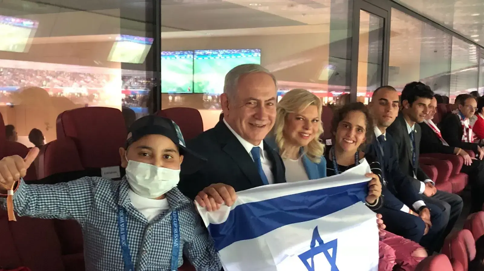 ראש הממשלה בנימין נתניהו ורעייתו שרה צופים במשחק מונדיאל עם ילד חולה סרטן במוסקבה ב-11 ביולי 2018 ראש הממשלה בנימין נתניהו ורעייתו שרה צופים במשחק מונדיאל עם ילד חולה סרטן במוסקבה ב-11 ביולי 2018