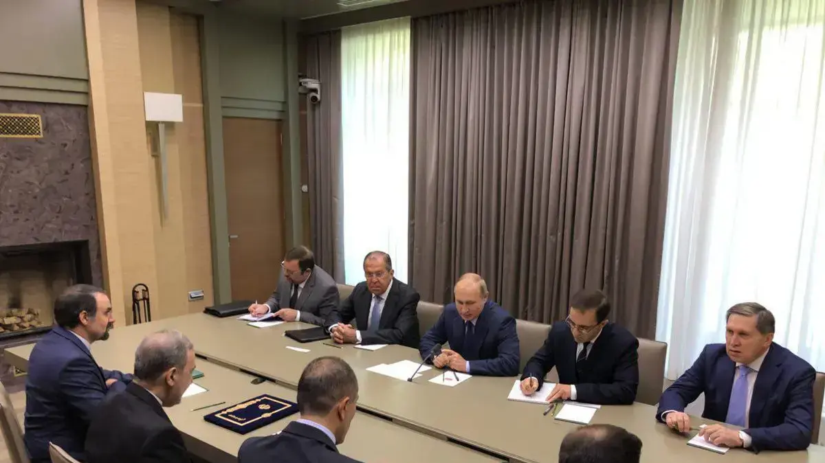 נשיא רוסיה פוטין עם יועצו של מנהיג איראן, עלי אכבר וליאתי, במוסקבה, 12 ביולי 2018
