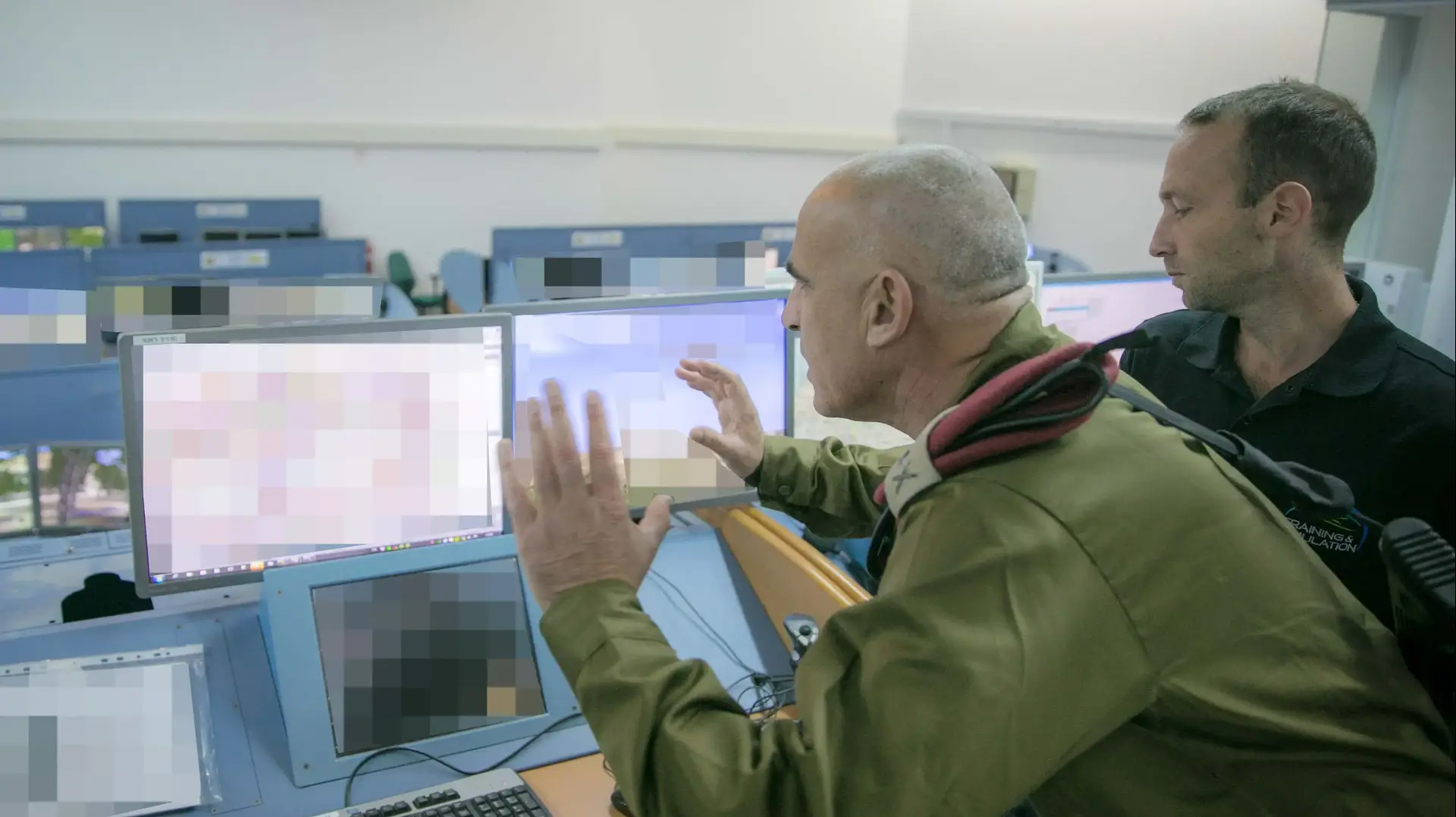 אייטם למגזין של אמיר בוחבוט על תאי התקיפה של צה"ל
האלוף יוסי בכר בבית הספר לפיקוד ושליטה אייטם למגזין של אמיר בוחבוט על תאי התקיפה של צה"ל
האלוף יוסי בכר בבית הספר לפיקוד ושליטה