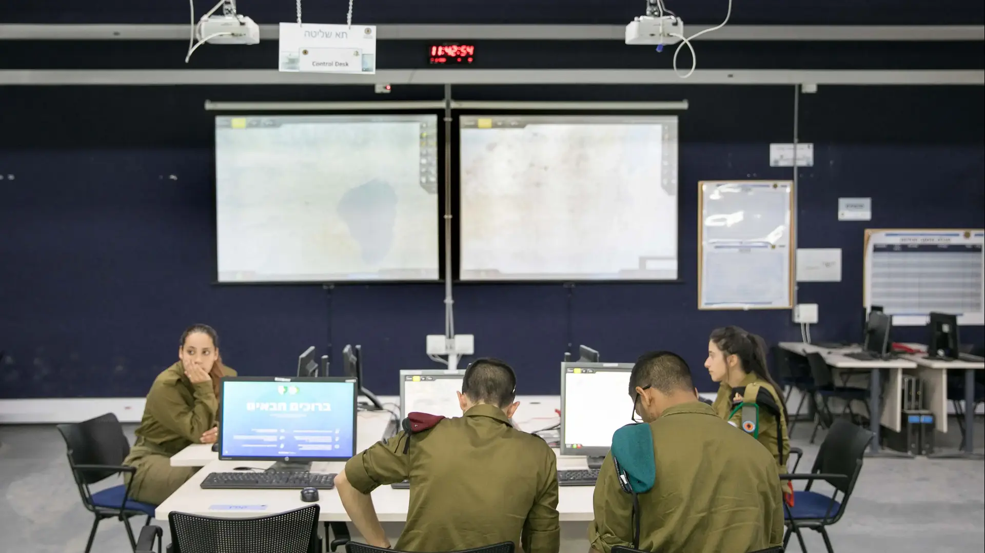 אייטם למגזין של אמיר בוחבוט על תאי התקיפה של צה"ל
האלוף יוסי בכר בבית הספר לפיקוד ושליטה אייטם למגזין של אמיר בוחבוט על תאי התקיפה של צה"ל
האלוף יוסי בכר בבית הספר לפיקוד ושליטה