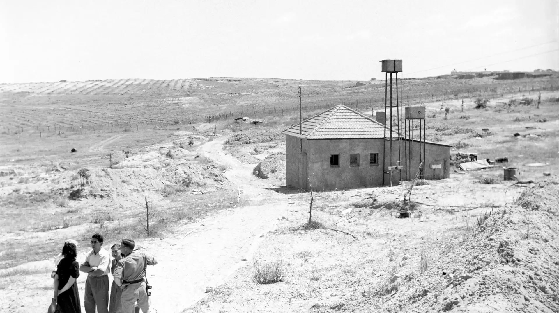 אזכרה ראשונה לחללי ניצנים- מראה כללי של הישוב
1.5.49
אזכרה ראשונה לחללי ניצנים- מראה כללי של הישוב
1.5.49