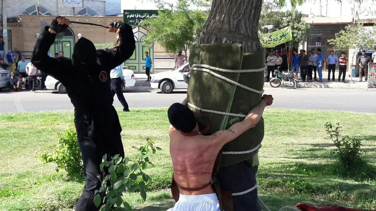 צעיר סופג מלקות בעיר במזרח איראן אחרי שהורשע בצריכת אלכוהול, 10 ביולי 2018 צעיר סופג מלקות בעיר במזרח איראן אחרי שהורשע בצריכת אלכוהול, 10 ביולי 2018