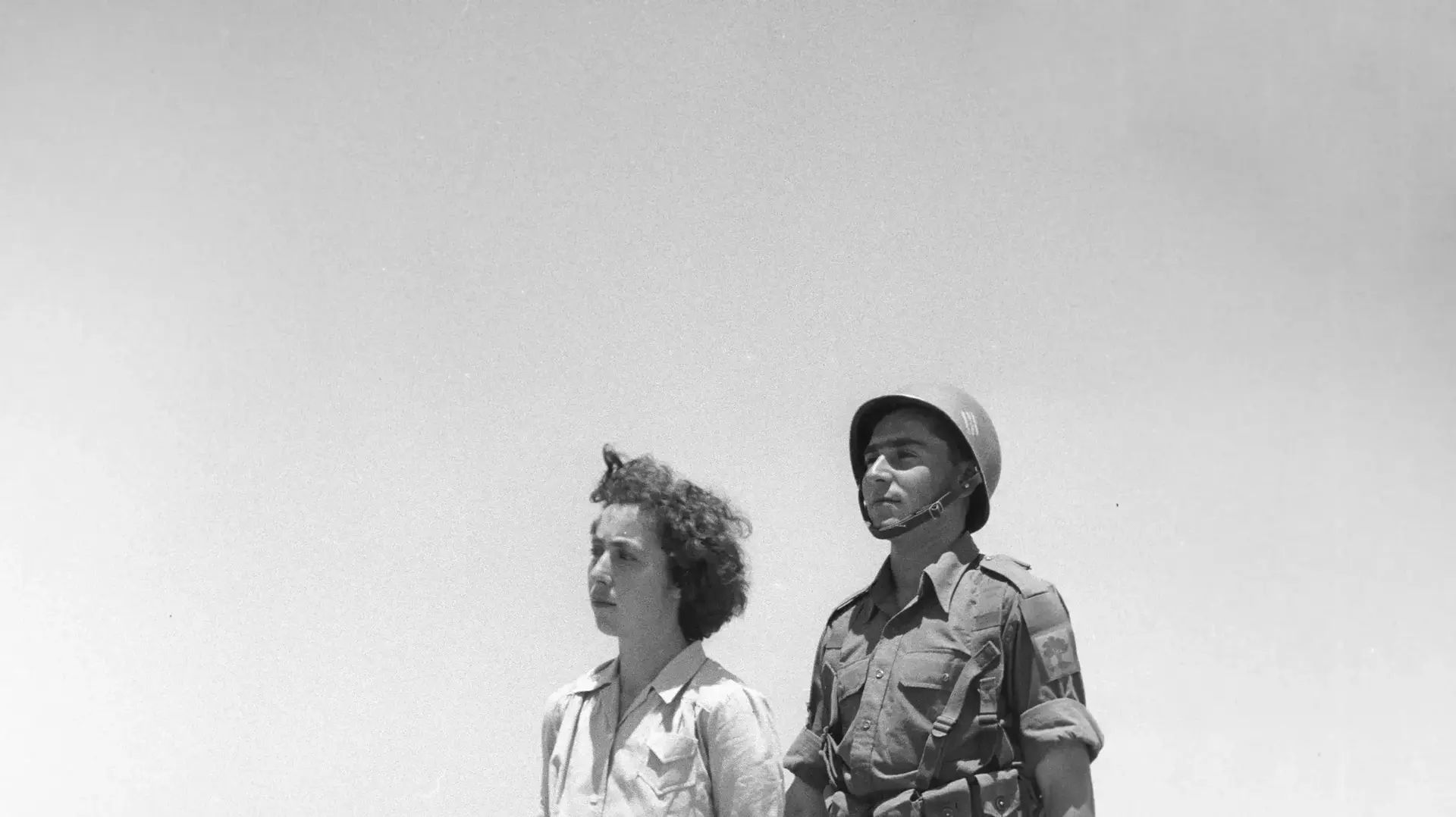 אזכרה ראשונה לחללי ניצנים- חייל וחיילת באזכרה
1.5.49 אזכרה ראשונה לחללי ניצנים- חייל וחיילת באזכרה
1.5.49