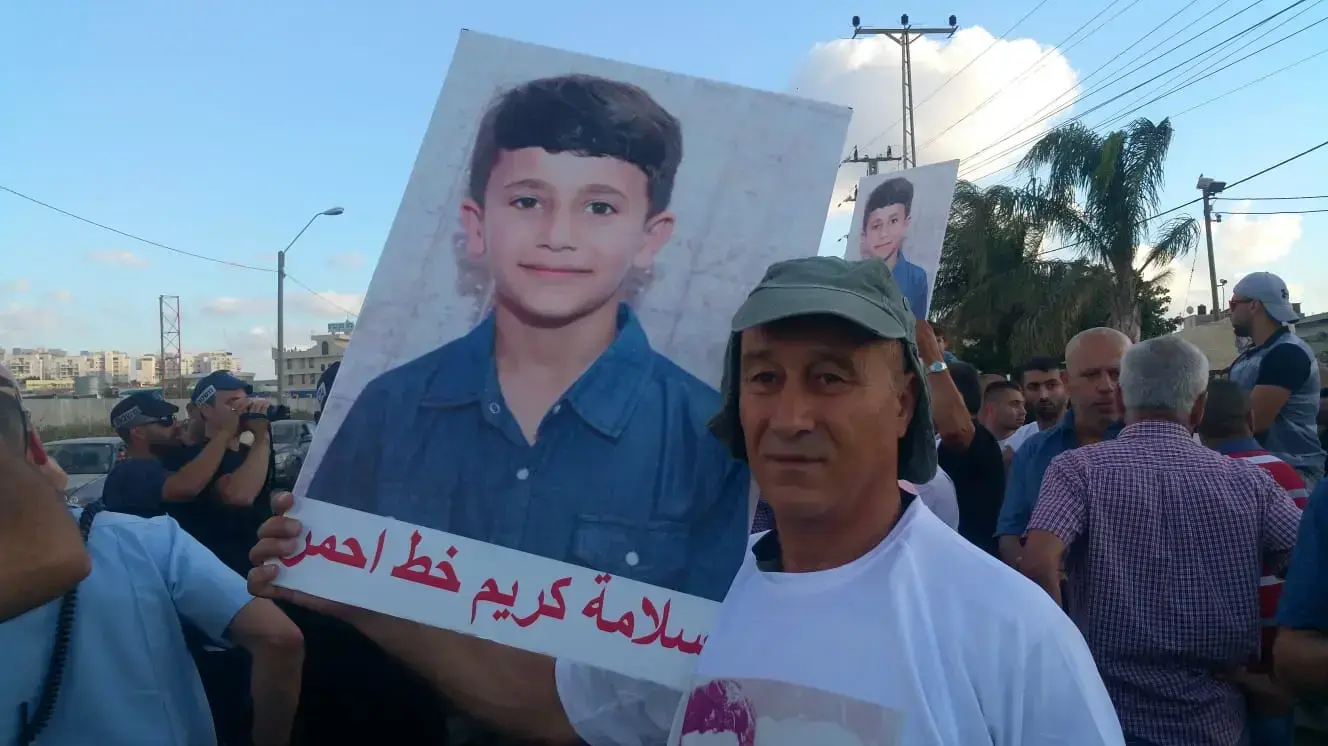 מפגינים מול תחנת המשטרה בטייבה מוחים נגד "אזלת יד" בחקירת חטיפת הילד כרים ג'מהור, 12 ביולי 2018 מפגינים מול תחנת המשטרה בטייבה מוחים נגד "אזלת יד" בחקירת חטיפת הילד כרים ג'מהור, 12 ביולי 2018