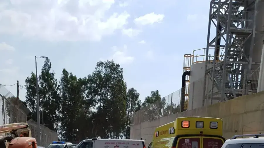 שלושה פועלים לכודים קריסת מנהרה בגלבוע קיבוץ רשפים ה-13 ביולי שלושה פועלים לכודים קריסת מנהרה בגלבוע קיבוץ רשפים ה-13 ביולי