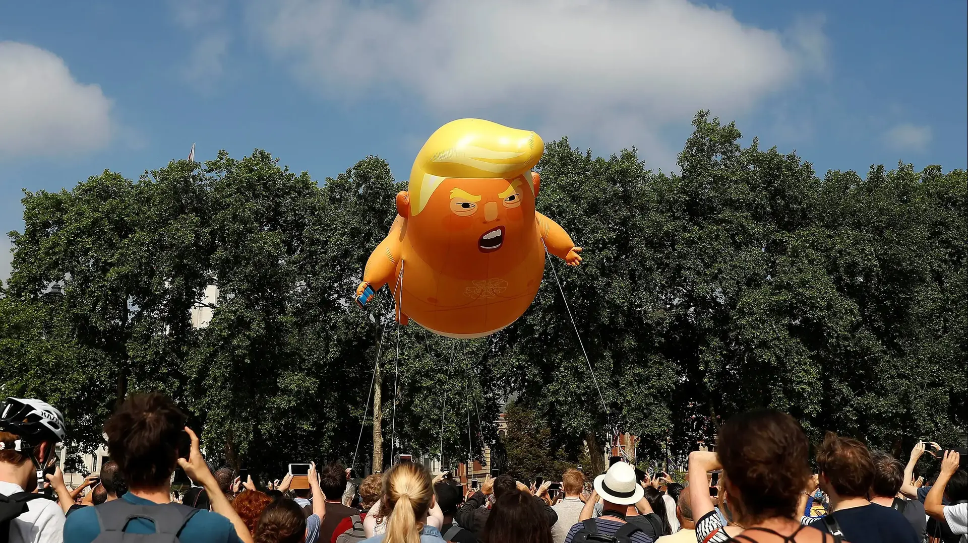 בלון בדמותו של נשיא ארצות הברית דונלד טראמפ כתינוק זועף מחות לפרלמנט הבריטי בלונדון, בריטניה, 13 ביולי 2018 בלון בדמותו של נשיא ארצות הברית דונלד טראמפ כתינוק זועף מחות לפרלמנט הבריטי בלונדון, בריטניה, 13 ביולי 2018