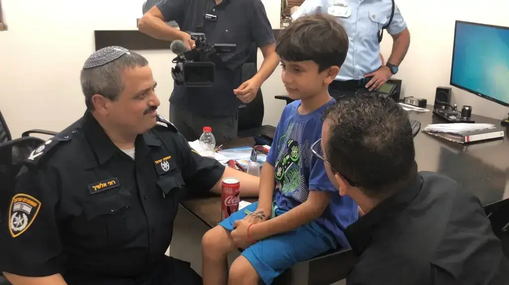 הילד כרים ג'ומהור בן השבע שהוחזר לאחר שנחטף עם מפכ"ל המשטרה רוני אלשיך במשטרת רמלה. 13 ביולי 2018 הילד כרים ג'ומהור בן השבע שהוחזר לאחר שנחטף עם מפכ"ל המשטרה רוני אלשיך במשטרת רמלה. 13 ביולי 2018