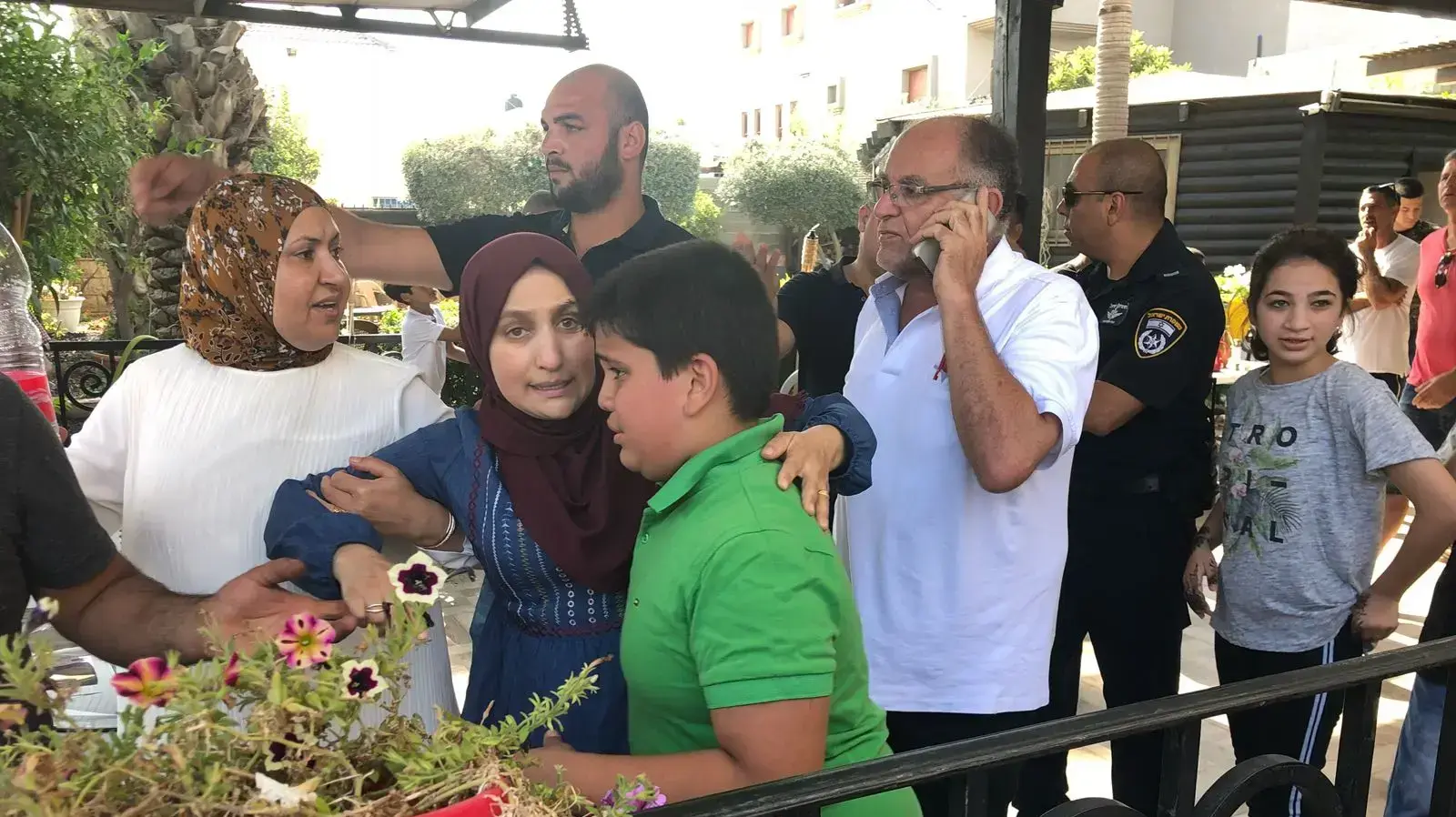 ופא ג'ומהור אמו של כרים ג'ומהור שהוחזר לאחר שנחטף בקלנסווה. 13 ביולי 2018 ופא ג'ומהור אמו של כרים ג'ומהור שהוחזר לאחר שנחטף בקלנסווה. 13 ביולי 2018