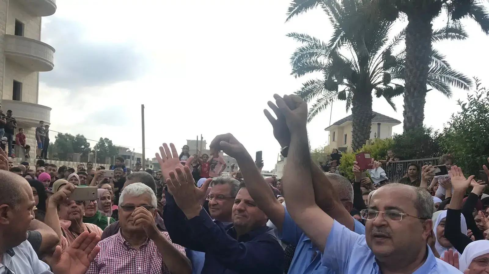 חברי הכנסת איימן עודה ואחמד טיבי בקלנסווה לקראת החזרתו של הילד שנחטף כרים ג'ומהור, 13 ביולי 2018 חברי הכנסת איימן עודה ואחמד טיבי בקלנסווה לקראת החזרתו של הילד שנחטף כרים ג'ומהור, 13 ביולי 2018