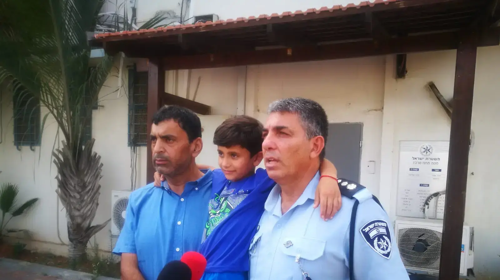 הילד שנחטף כרים ג'ומהור עם אביו במשטרת רמלה לאחר שחרורו, 13 ביולי 2018 הילד שנחטף כרים ג'ומהור עם אביו במשטרת רמלה לאחר שחרורו, 13 ביולי 2018