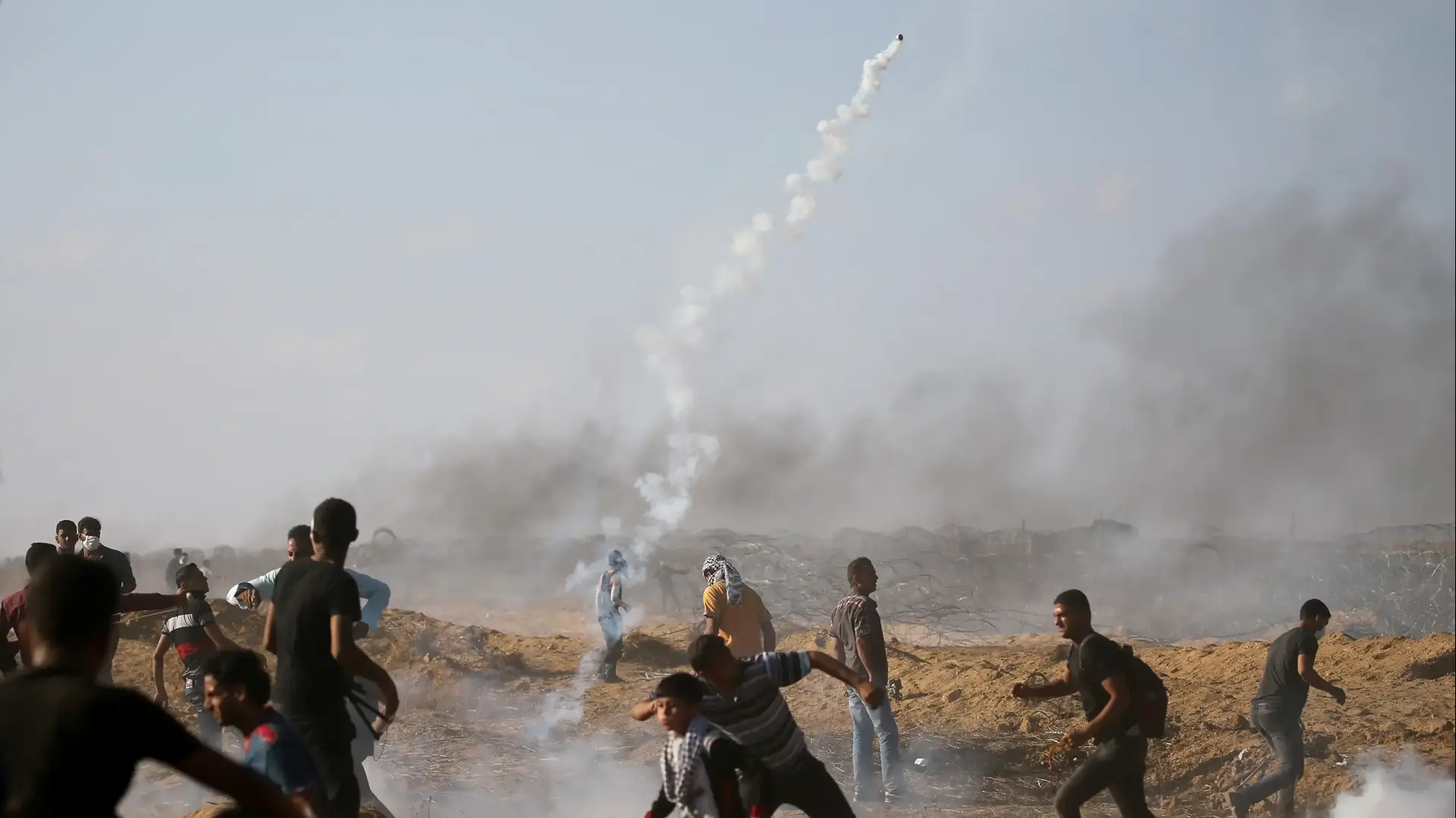 פלסטינים מפגינים בגבול רצועת עזה, 13 ביולי 2018 פלסטינים מפגינים בגבול רצועת עזה, 13 ביולי 2018