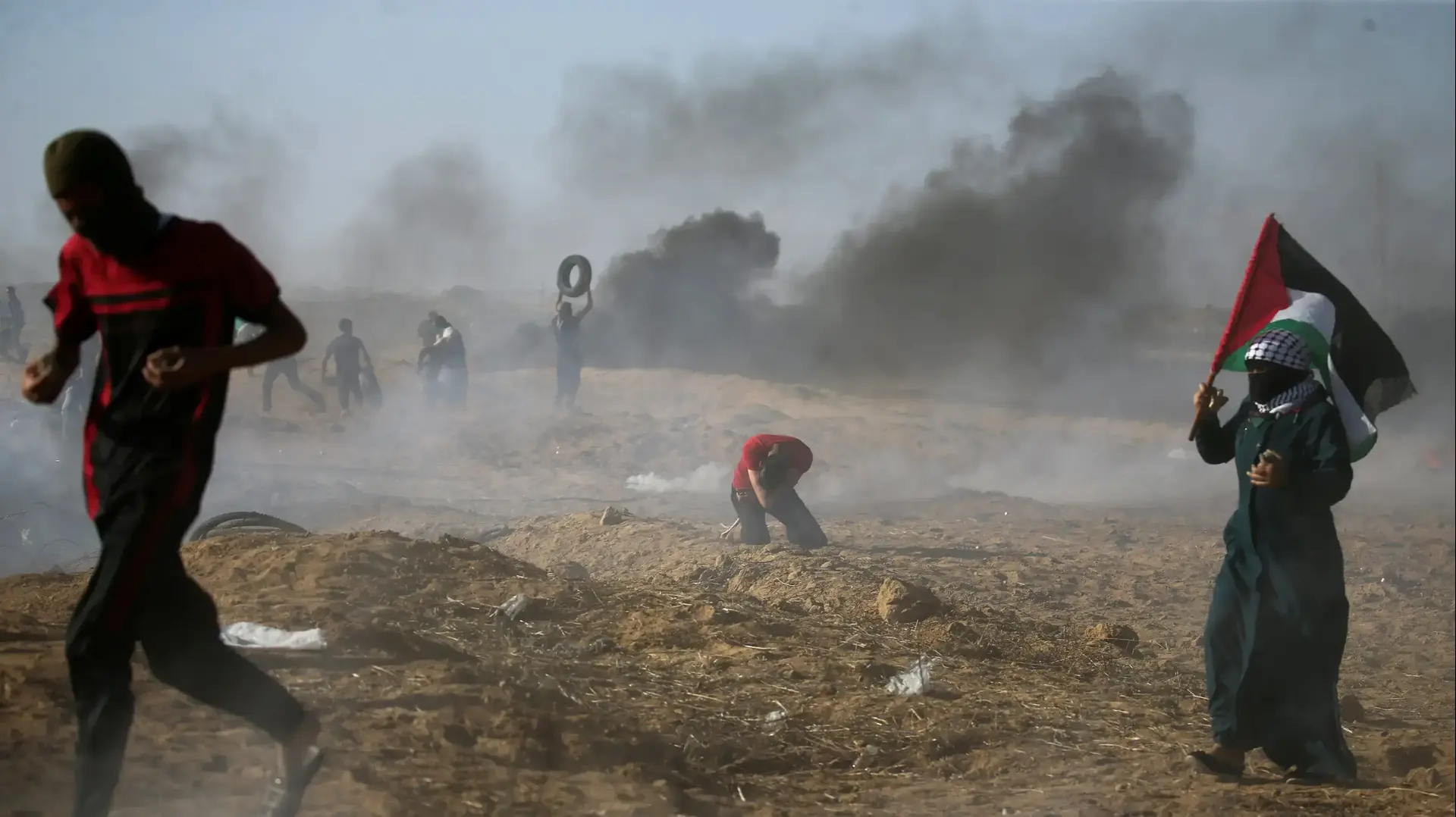 פלסטינים מפגינים בגבול רצועת עזה, 13 ביולי 2018 פלסטינים מפגינים בגבול רצועת עזה, 13 ביולי 2018