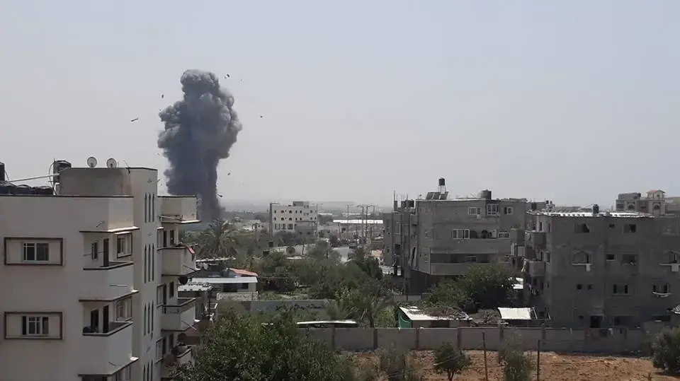 עשן מיתמר מעל העיר עזה לאחר תקיפת חיל האוויר בתל אל-הווא, 14 ביולי 2018 עשן מיתמר מעל העיר עזה לאחר תקיפת חיל האוויר בתל אל-הווא, 14 ביולי 2018