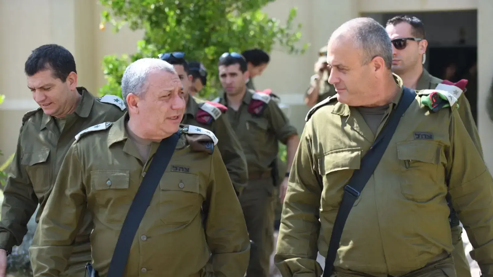 הערכת מצב באוגדת עזה בראשות הרמטכ"ל, גדי איזנקוט בהשתתפות מפקד פיקוד הדרום, אלוף הרצי הלוי, ראש אגף המבצעים, אלוף אהרון חליוה, מפקד אוגדת עזה, תת-אלוף יהודה פוקס ומפקדים נוספים. הערכת מצב באוגדת עזה בראשות הרמטכ"ל, גדי איזנקוט בהשתתפות מפקד פיקוד הדרום, אלוף הרצי הלוי, ראש אגף המבצעים, אלוף אהרון חליוה, מפקד אוגדת עזה, תת-אלוף יהודה פוקס ומפקדים נוספים.