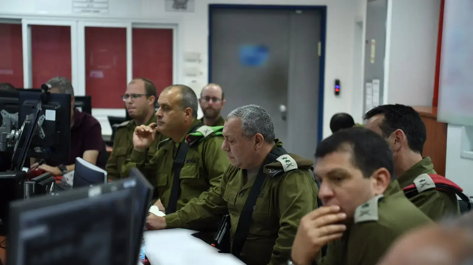 הערכת מצב באוגדת עזה בראשות הרמטכ"ל, גדי איזנקוט בהשתתפות מפקד פיקוד הדרום, אלוף הרצי הלוי, ראש אגף המבצעים, אלוף אהרון חליוה, מפקד אוגדת עזה, תת-אלוף יהודה פוקס ומפקדים נוספים. הערכת מצב באוגדת עזה בראשות הרמטכ"ל, גדי איזנקוט בהשתתפות מפקד פיקוד הדרום, אלוף הרצי הלוי, ראש אגף המבצעים, אלוף אהרון חליוה, מפקד אוגדת עזה, תת-אלוף יהודה פוקס ומפקדים נוספים.