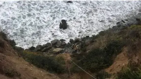 אישה אמריקאית אשר עברה תאונה ונפלה ממצוק בקליפורניה, ארה"ב 