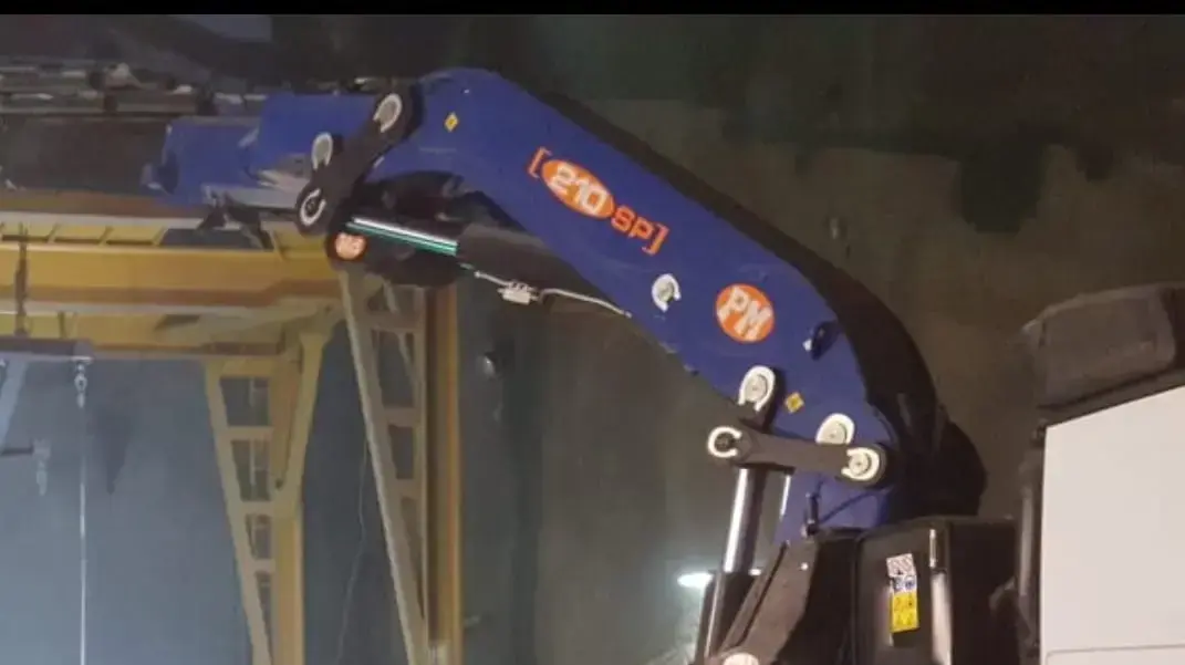 משאית המנוף ממנה נפל הדוד עם המלט. משאית המנוף ממנה נפל הדוד עם המלט.