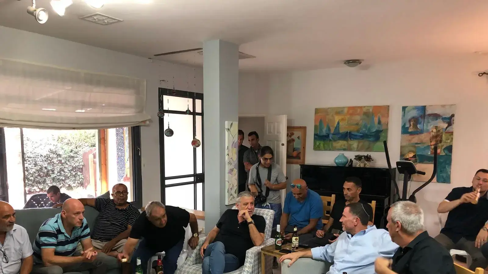 יו"ר הכנסת יולי אדלשטיין וסגן יו"ר הכנסת מאיר כהן, צופים בגמר המונדיאל באחד מישובי עוטף עזה יחד עם תושבי המקום.