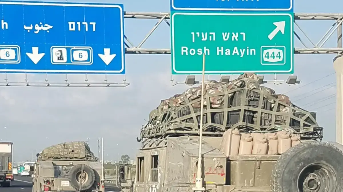 שיירות ג'יפי מסוג האמר של צה"ל חזרו לנסוע בכביש 6 אחרי התאונה הקטלנית בה נהרגו שלושה חיילי חטיבת גולני שיירות ג'יפי מסוג האמר של צה"ל חזרו לנסוע בכביש 6 אחרי התאונה הקטלנית בה נהרגו שלושה חיילי חטיבת גולני