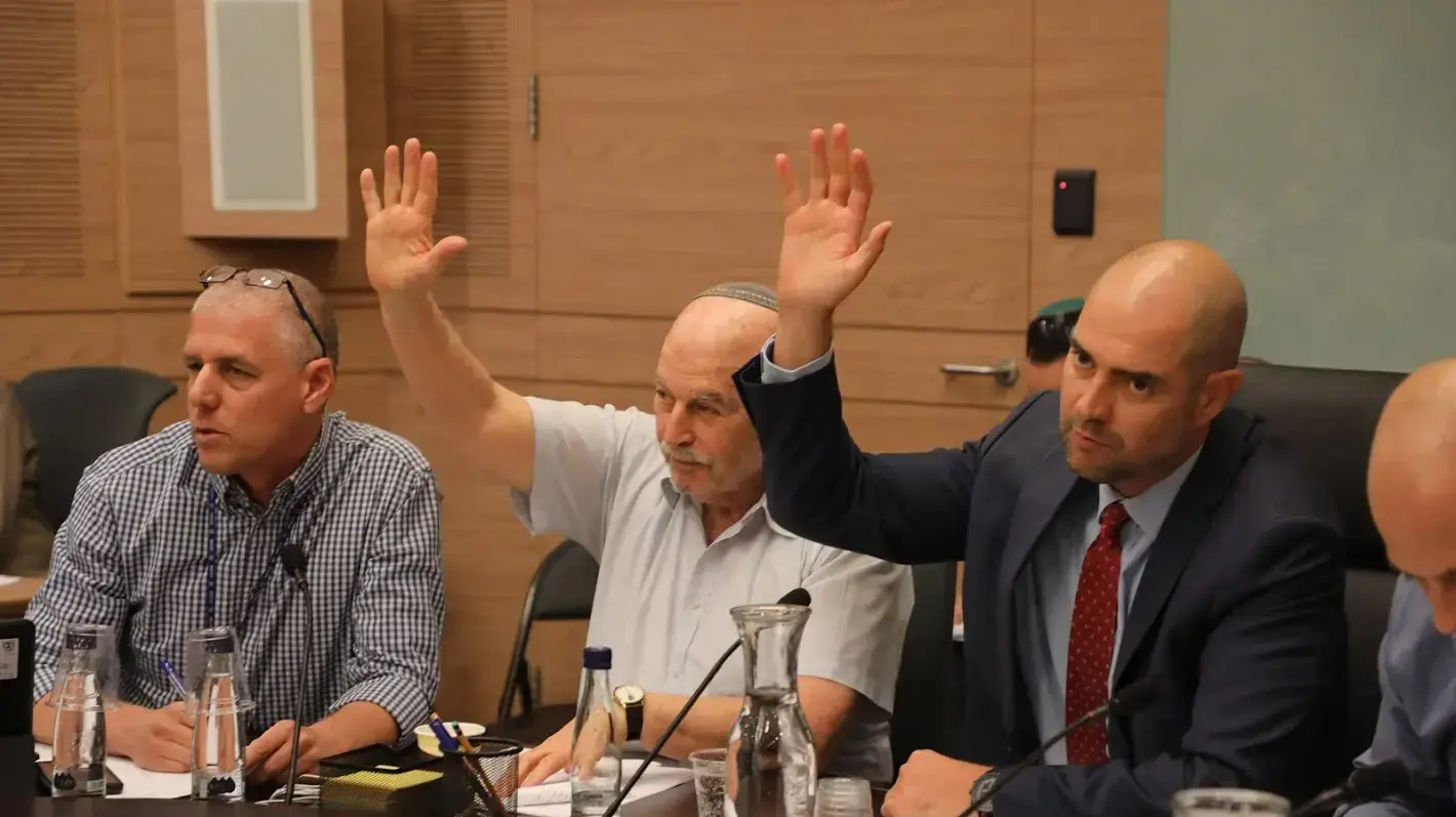 ח"כ אמיר אוחנה וח"כ ניסן סלומינסקי בהצבעה בוועדה המשותפת על חוק הלאום - יולי 2018 ח"כ אמיר אוחנה וח"כ ניסן סלומינסקי בהצבעה בוועדה המשותפת על חוק הלאום - יולי 2018