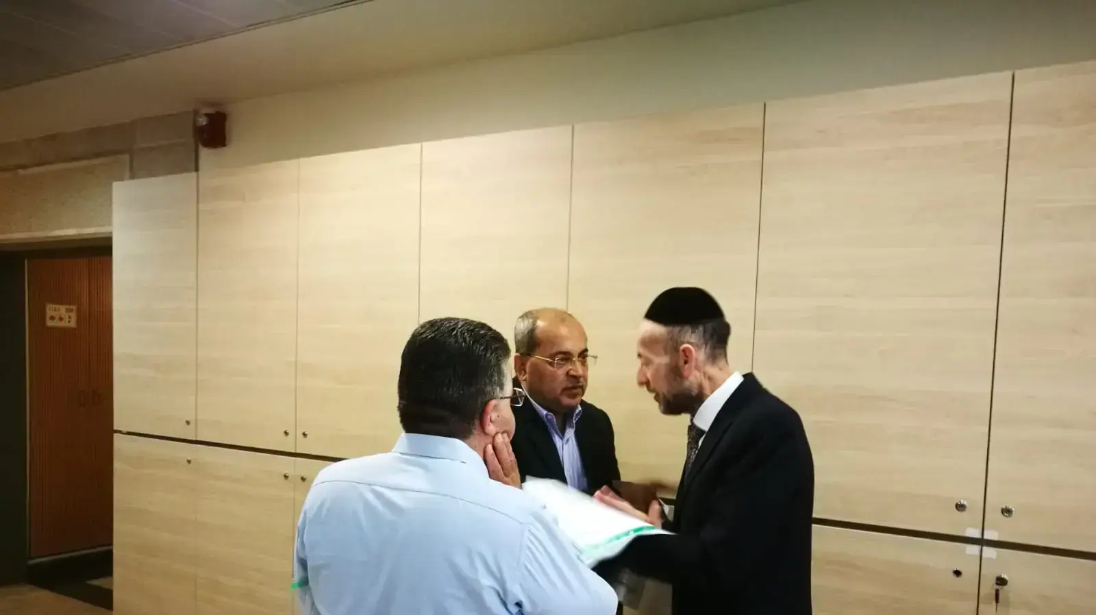 חברי הכנסת אחמד טיבי ויוסף ג'בארין עם ח"כ אורי מקלב מחוץ לאולם הדיון בחוק הלאום - 16 יולי 2018 חברי הכנסת אחמד טיבי ויוסף ג'בארין עם ח"כ אורי מקלב מחוץ לאולם הדיון בחוק הלאום - 16 יולי 2018