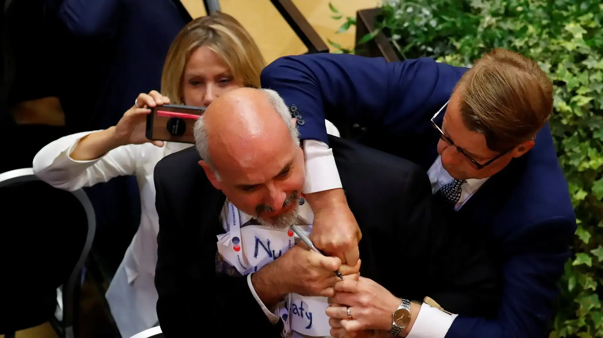אנשי כוחות הביטחון הודפים אדם שהתפרע במהלך מסע"ת סמגרת פסגת טראמפ-פוטין בהלסינקי, פינלנד 16 ביולי 2018 אנשי כוחות הביטחון הודפים אדם שהתפרע במהלך מסע"ת סמגרת פסגת טראמפ-פוטין בהלסינקי, פינלנד 16 ביולי 2018
