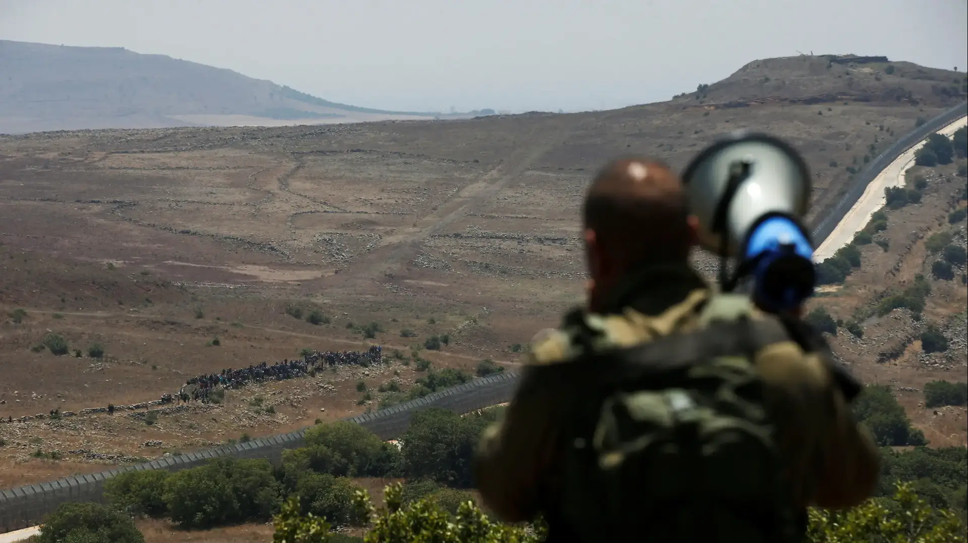 חיילי צה"ל צועקים לאזרחים סוריים להתרחק מהגבול