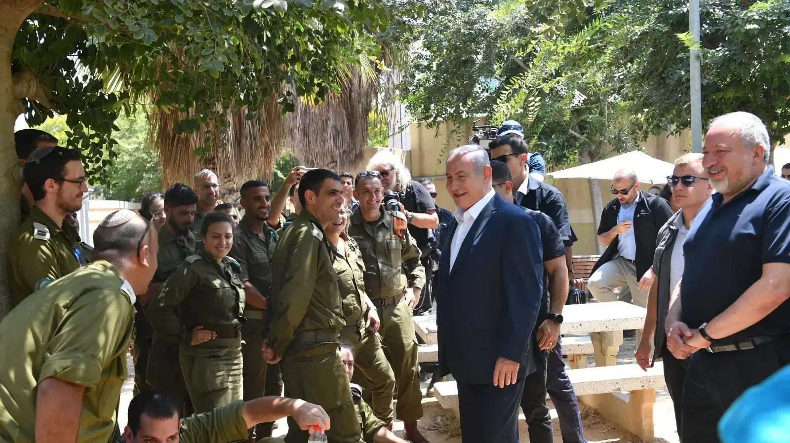 ראש הממשלה בנימין נתניהו במהלך הערכת מצב ביטחונית באוגדת עזה 17 ביולי 2018 ראש הממשלה בנימין נתניהו במהלך הערכת מצב ביטחונית באוגדת עזה 17 ביולי 2018