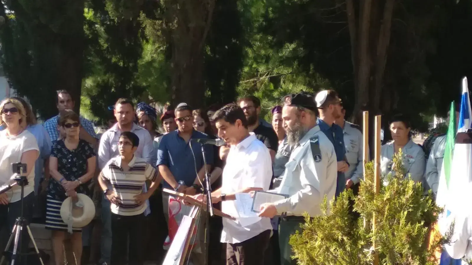 אזכרה השנתית במלאות ארבע שנים לנפילתו וחטיפתו של סגן הדר גולדין, גן הזיכרון, כפר סבא אזכרה השנתית במלאות ארבע שנים לנפילתו וחטיפתו של סגן הדר גולדין, גן הזיכרון, כפר סבא