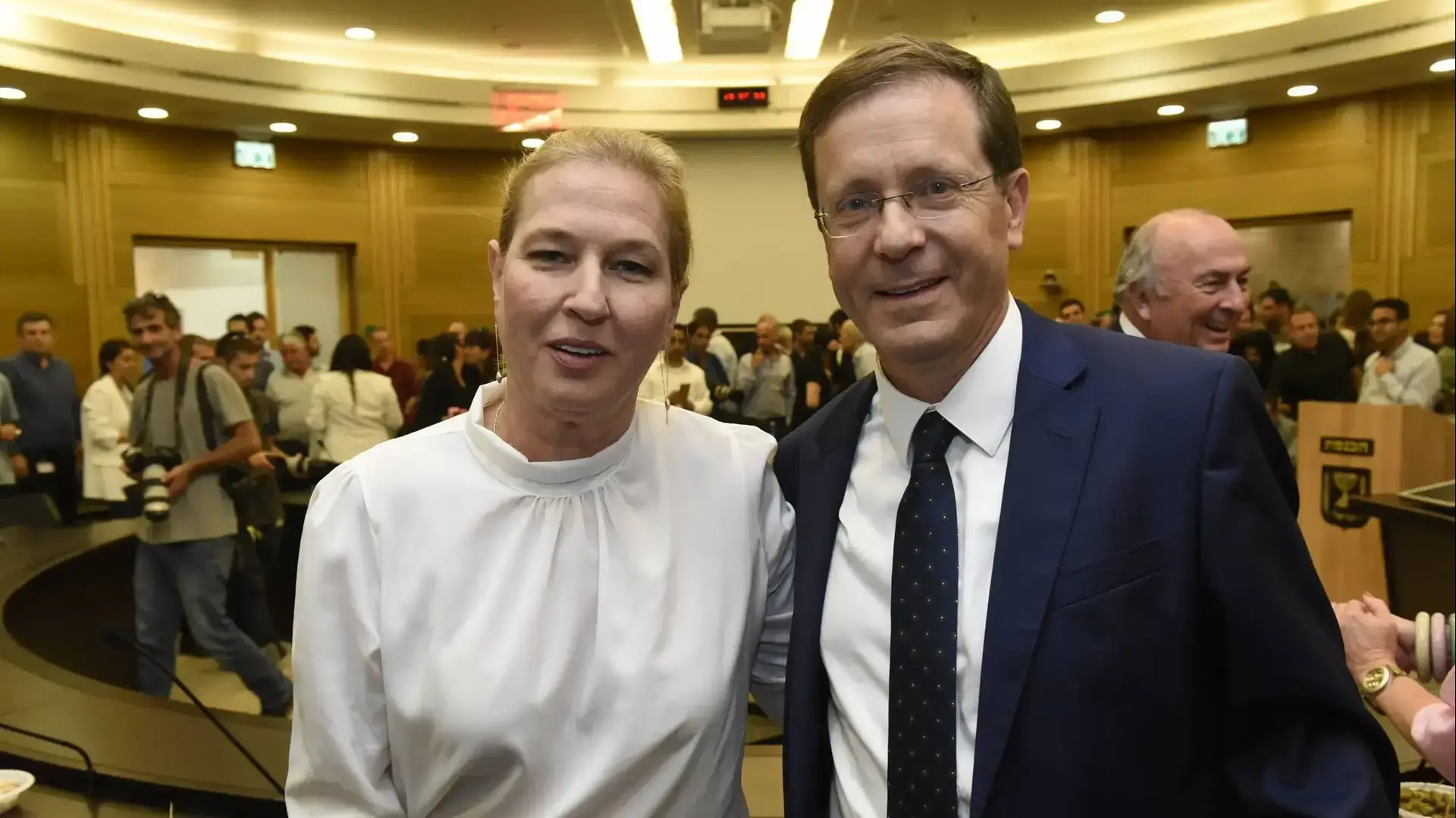 חבר הכנסת יצחק הרצוג וחברת הכנסת ציפי לבני הרמת כוסית לכבוד סיום כהונתו בכנסת חבר הכנסת יצחק הרצוג וחברת הכנסת ציפי לבני הרמת כוסית לכבוד סיום כהונתו בכנסת
