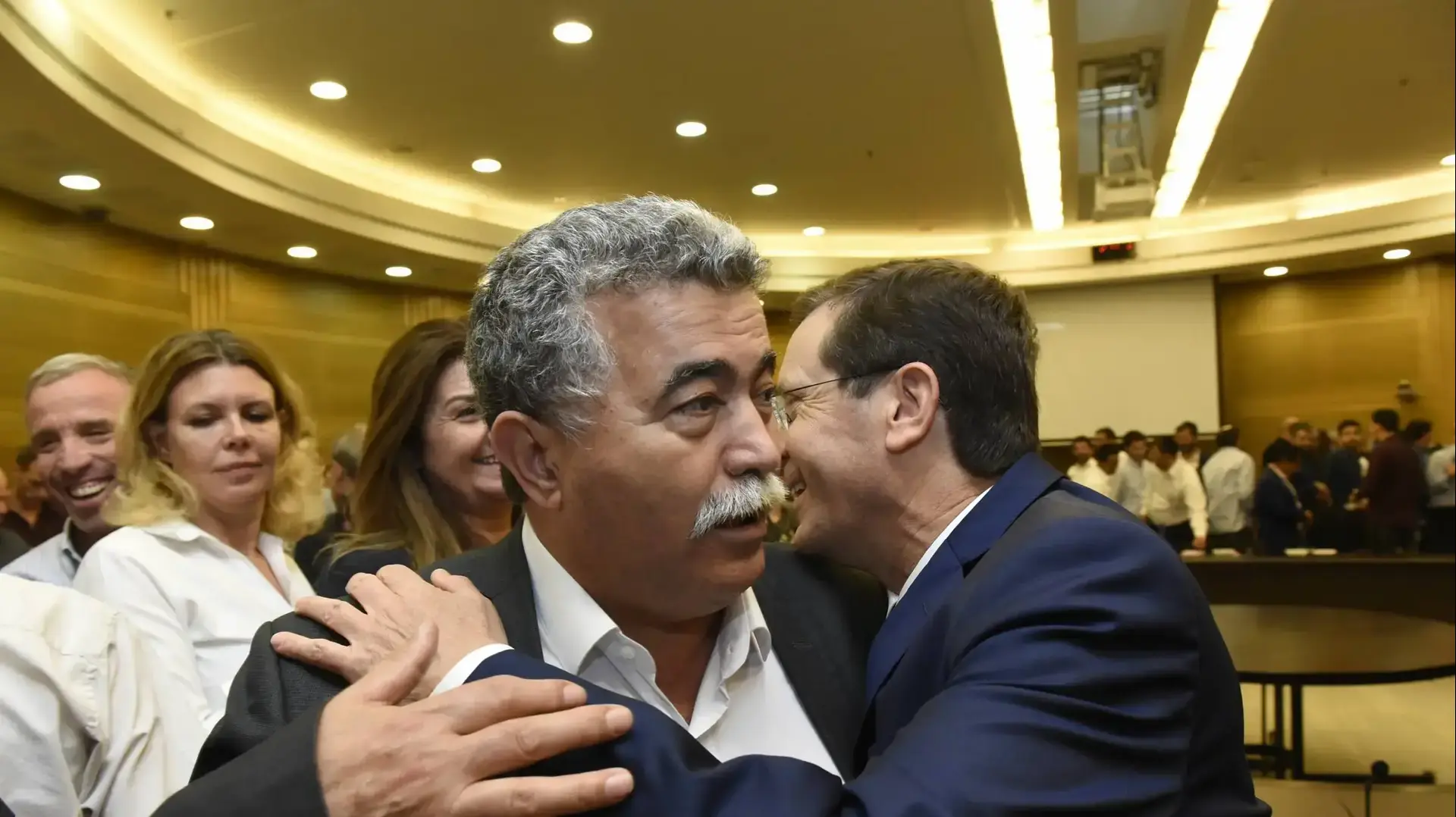 חבר הכנסת יצחק הרצוג וחבר הכנסת עמיר פרץ בהרמת כוסית לכבוד סיום כהונתו בכנסת חבר הכנסת יצחק הרצוג וחבר הכנסת עמיר פרץ בהרמת כוסית לכבוד סיום כהונתו בכנסת