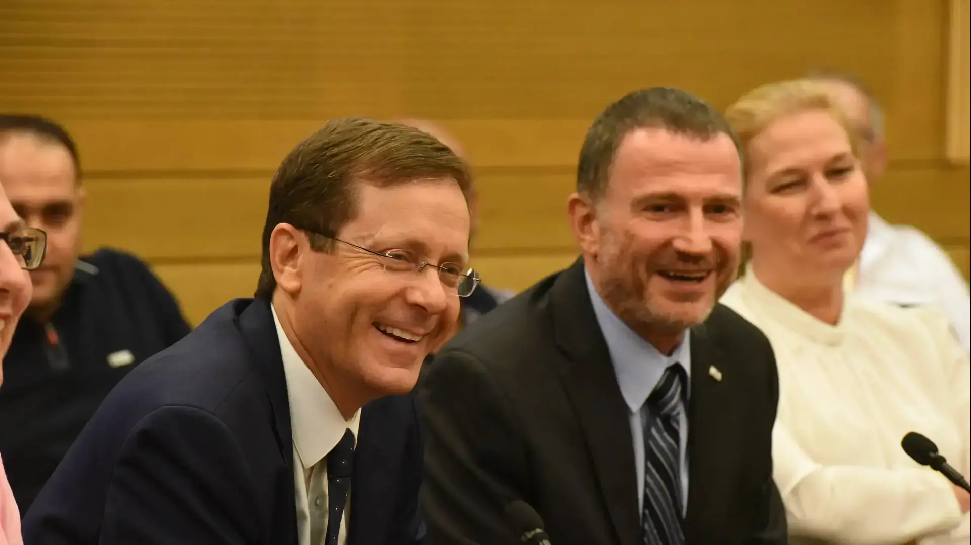 חברי הכנסת יצחק הרצוג ויולי אדלשטיין בהרמת כוסית לכבוד סיום כהונתו בכנסת חברי הכנסת יצחק הרצוג ויולי אדלשטיין בהרמת כוסית לכבוד סיום כהונתו בכנסת