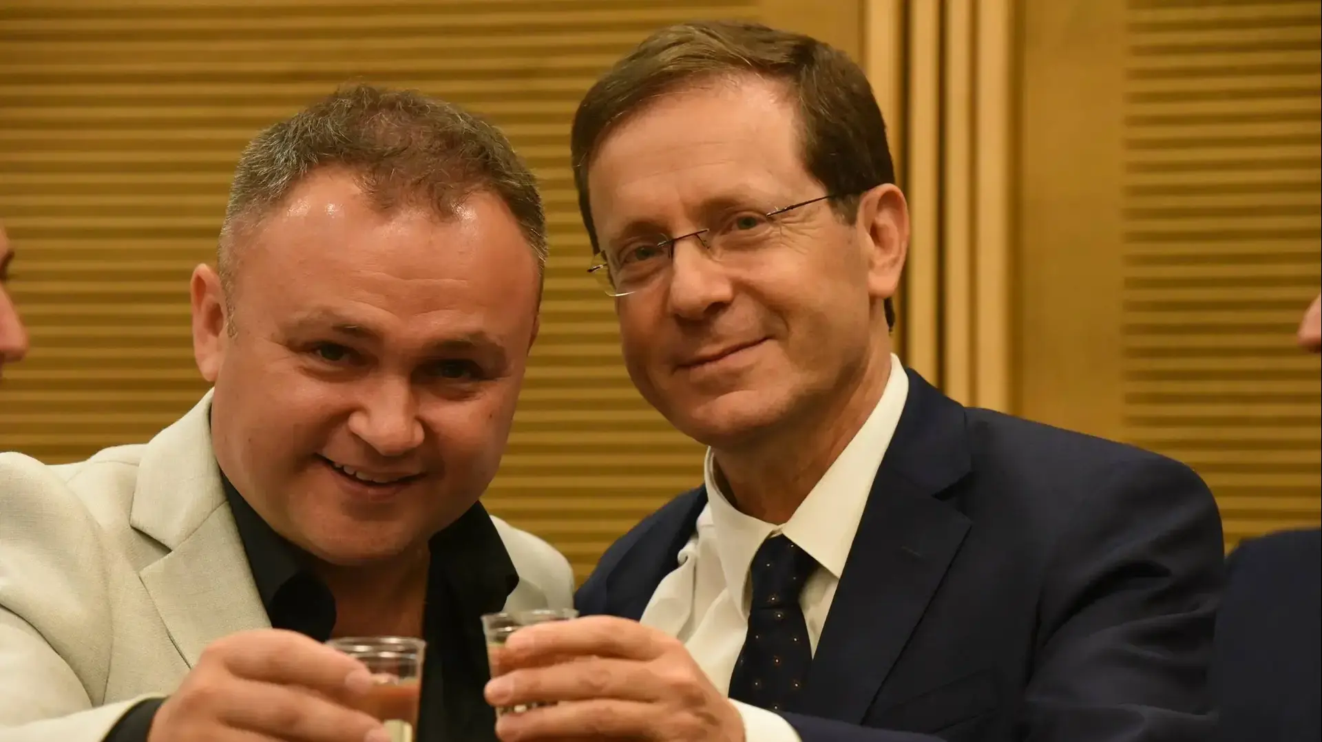 חבר הכנסת יצחק הרצוג וסמיון גרפמן בהרמת כוסית לכבוד סיום כהונתו בכנסת חבר הכנסת יצחק הרצוג וסמיון גרפמן בהרמת כוסית לכבוד סיום כהונתו בכנסת
