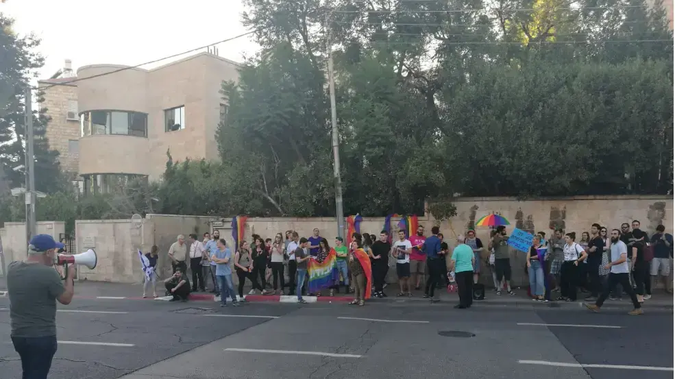 חוק הפונדקאות: עשרות מפגינים מול בית רוה"מ בירושלים חוק הפונדקאות: עשרות מפגינים מול בית רוה"מ בירושלים