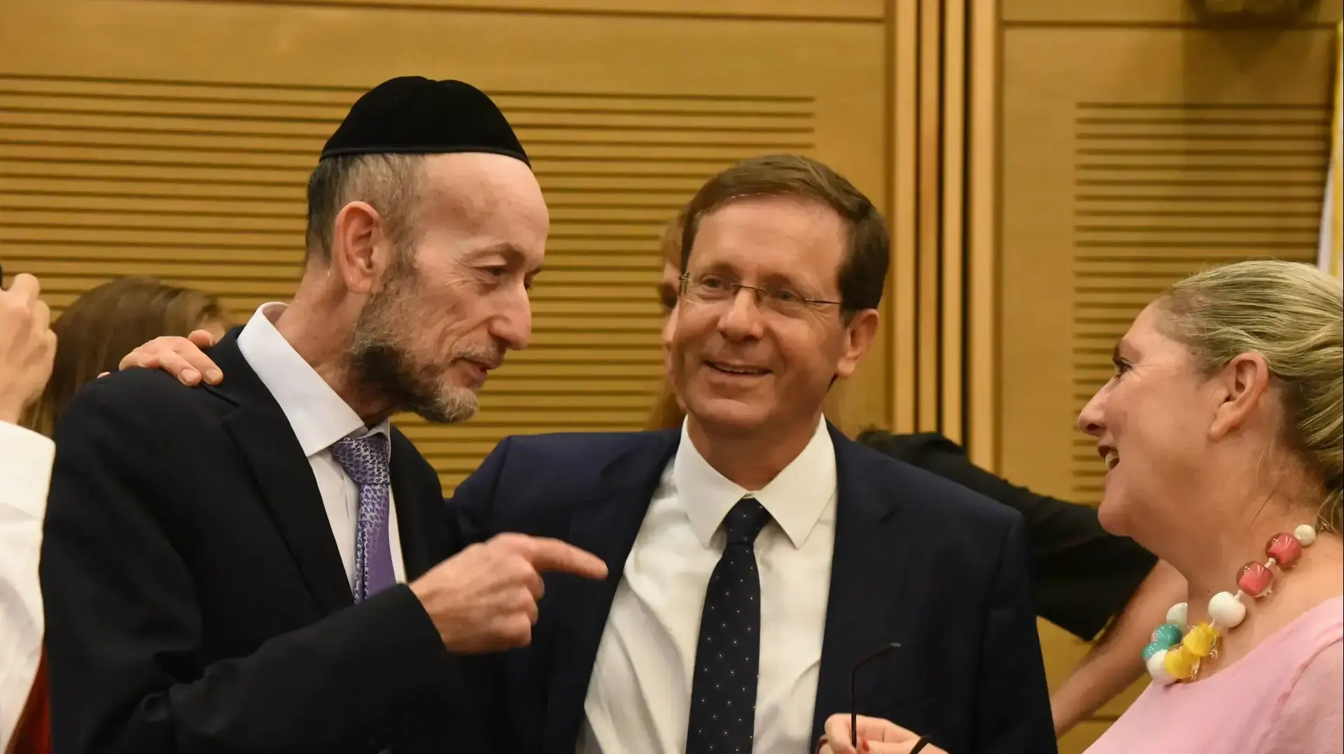 חברי הכנסת יצחק הרצוג ואורי מקלב בהרמת כוסית לכבוד סיום כהונתו של הרצוג בכנסת חברי הכנסת יצחק הרצוג ואורי מקלב בהרמת כוסית לכבוד סיום כהונתו של הרצוג בכנסת
