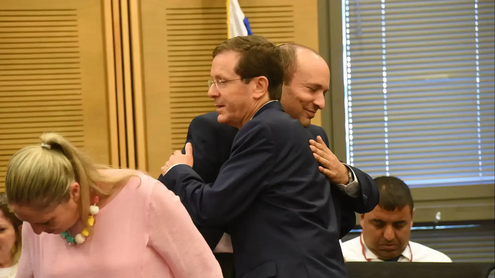 חבר הכנסת יצחק הרצוג והשר נפתלי בנט בהרמת כוסית לכבוד סיום כהונתו של הרצוג בכנסת חבר הכנסת יצחק הרצוג והשר נפתלי בנט בהרמת כוסית לכבוד סיום כהונתו של הרצוג בכנסת